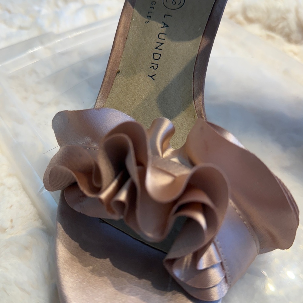 Chinese Laundry Women's Blush Ruffle Heels, size 7.5 - Picture 3 of 16